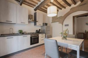 a kitchen with a table and a dining room at Appartamento Limoni con terrazza in Chianni