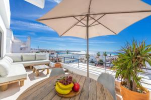 stół z misą owoców na balkonie w obiekcie Los Lances Beach Apartments w mieście Tarifa +37 zdjęć