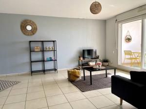 TV a/nebo společenská místnost v ubytování Appartement Le Nid de Coco