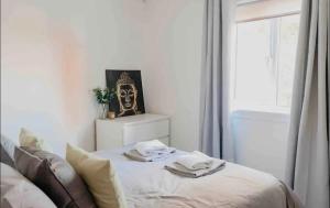 a bedroom with a bed with towels on it at Glasgow City - 1 Bedroom Apartment in Glasgow