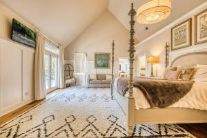 een slaapkamer met een bed en een groot raam bij 9BDRM Toccoa River Estate with Pool and Games in Mineral Bluff +44 foto's