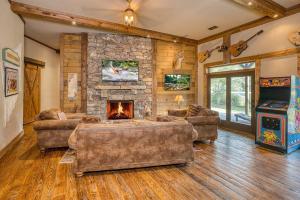 een woonkamer met twee banken en een open haard bij 9BDRM Toccoa River Estate with Pool and Games in Mineral Bluff