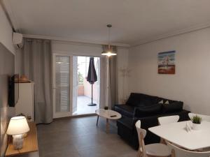 salon z kanapą i stołem w obiekcie Sunny bungalow La Mata with sea views w mieście Torrevieja