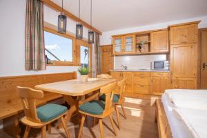 Köök või kööginurk majutusasutuses Alpenrelax Krepperhütte