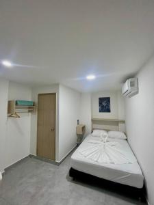 Postel nebo postele na pokoji v ubytování Hotel La Estrella de David Cartagena