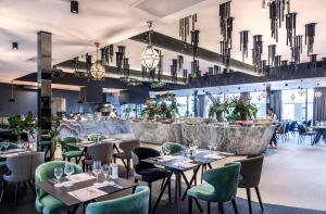 阿德瑞阿缇克大酒店餐厅或其他用餐的地方