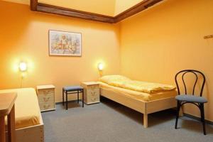 una camera da letto con un letto, una scrivania e delle sedie di Feriewohnung-Schrotkammer a Klausdorf