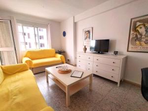 Televízia a/alebo spoločenská miestnosť v ubytovaní Nerja Sun Apartment Bahía