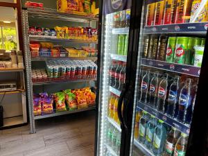 Supermarket nebo jiné obchody v  hostelu nebo okolí