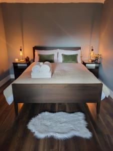 a bedroom with a large bed with two towels on it at Maunie's Lodge in Killarney
