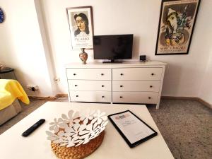 Televízia a/alebo spoločenská miestnosť v ubytovaní Nerja Sun Apartment Bahía