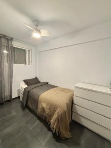 Giường trong phòng chung tại Beach apartment