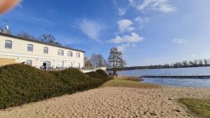 LöcknitzにあるHotel & Restaurant Haus am Seeの水辺にある家