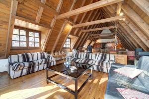 un soggiorno con divani e un tavolo di Chalet Aranés Santa María cerca de Baqueira-Beret by Eth Flòc a Tredós