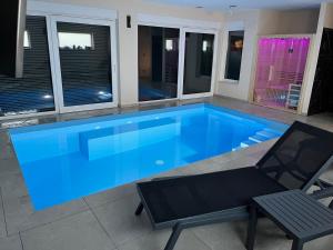 una gran piscina con agua azul en una casa en Villa Granea with indoor heated pool and sauna, en Sveti Martin na Muri