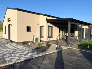 una casa con techo negro y patio en Villa Granea with indoor heated pool and sauna, en Sveti Martin na Muri