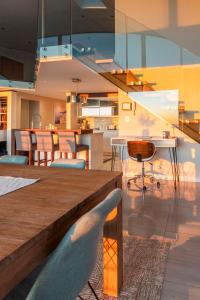 Una cocina o zona de cocina en Penthouse with a view to die for!
