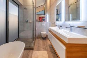 Un baño de Penthouse with a view to die for!