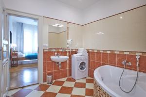 Ένα μπάνιο στο Charles Bridge Suites