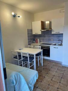 een keuken met een tafel en stoelen en een keuken met een fornuis bij da Paolone in Deiva Marina +11 foto's