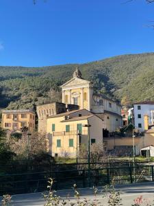 een gebouw met een standbeeld op de top van een heuvel bij da Paolone in Deiva Marina