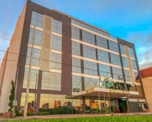 トレドにあるBello Hotelの表面に看板のあるオフィスビル