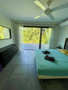 une chambre avec un lit et un ventilateur de plafond dans l'établissement Kaza Jolan à Sainte Anne, à Sainte-Anne 21 autres photos