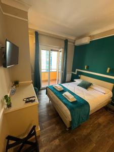 een slaapkamer met een bed, een tafel en een bureau bij Le Petit Bijou in Rome