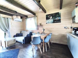 Kuchyňa alebo kuchynka v ubytovaní Osada Widok na Góry - Dwa domki z Jacuzzi na wyłączność