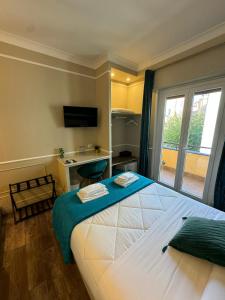 een slaapkamer met een bed, een bureau en een raam bij Le Petit Bijou in Rome