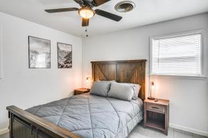 ein Schlafzimmer mit einem Bett und einem Deckenventilator in der Unterkunft Cozy Home with Fire Pit Drive to Palo Duro Canyon! in Amarillo