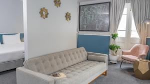 Uma área de estar em Casa Republica Barranco Boutique Hotel