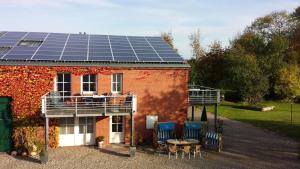 una casa con pannelli solari sopra di essa di Feriewohnung-Schrotkammer a Klausdorf