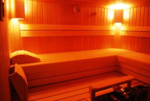una sauna con panchina e luce di Feriewohnung-Schrotkammer a Klausdorf
