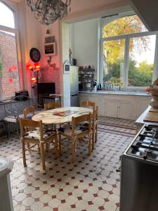 Η κουζίνα ή μικρή κουζίνα στο Maison confortable avec piscine privée à Bailleul