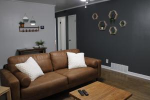 un soggiorno con divano marrone e tavolo di Rustic Hive - Wyoming a Casper