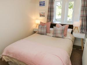 Ένα ή περισσότερα κρεβάτια σε δωμάτιο στο North Ives Cottage