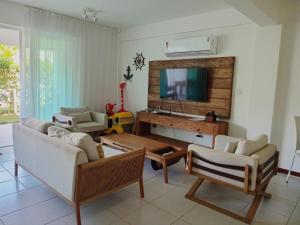 TV a/nebo společenská místnost v ubytování Apartamento Térreo 3 suítes Master Resort Treebies à Beira Mar Subauma Bahia