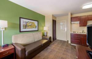 TV a/nebo společenská místnost v ubytování MainStay Suites Las Vegas Flamingo