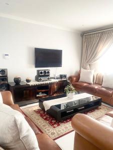 TV a/nebo společenská místnost v ubytování Five bedrooms holiday home + 15 fotografií