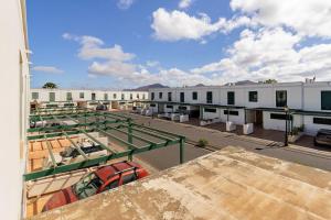 Vista al árido de un edificio con aparcamiento en Casa Oreo, en Playa Blanca