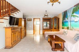 Una sala de estar con un sofá blanco y una mesa. en Casa Oreo, en Playa Blanca