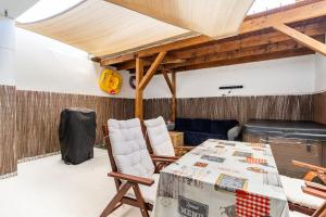 una habitación con una mesa y sillas y un sofá en Casa Oreo, en Playa Blanca
