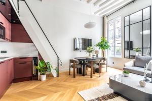 Kuchyň nebo kuchyňský kout v ubytování Luxury apartement, center of Paris
