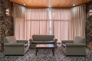 a waiting room with two chairs and a table at Motel 6 Pocatello ID in Pocatello