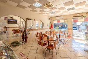 a restaurant with tables and chairs in a room at Guest House Oliveira in Boliqueime