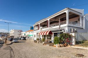 a building on the side of a street at Guest House Oliveira in Boliqueime