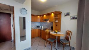 Kuchyň nebo kuchyňský kout v ubytování Apartament Sympatia Kołobrzeg Etna Polonia 718