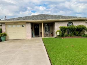 a house with a garage and a driveway at 3 bedroom Cozy vacation rental near airport in Kenner