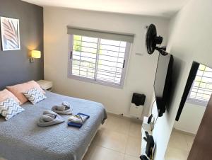 Una televisión o centro de entretenimiento en Departamento Nuevo! 2 Dormitorios LA FALDA CORDOBA